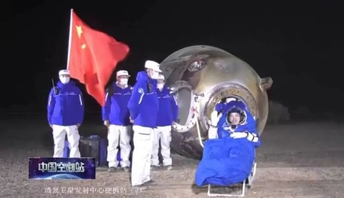 準時回家，祝賀神舟十八號載人飛船返回艙成功著陸